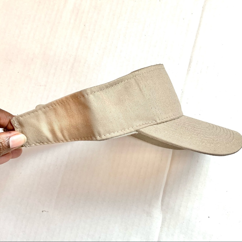 Beige unisex visor cap.